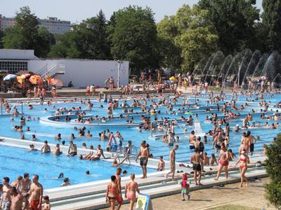 Budapest (Margitsziget),  4 August 2013Beachers at the Palatinus Beach in Margaeret Island.Strandol?k a k?nikul?ban a margitszigeti Palatinus strandon.-stock-foto