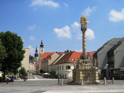Trnava (Nagyszombat), 27 May 2018City view with the Main Square, the Trinity, the Church of the Holy Trinity and the St. Nicholas Basilica far, Hviezdoslavova street.A F?t?r a Szenth?roms?g oszloppal, a Szenth?roms?g templommal, h?tul pedig a Szent Mikl?s templom. Hviezdoslavova utca.-stock-foto