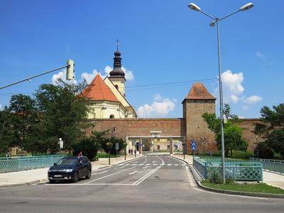 Trnava (Nagyszombat), 27 May 2018The City Walls and Gate (16th Century) and the St. Jacob's Church.A v?rosfal.?s kapuja (XVI. sz.) ?s a Szent Jakab templom.-stock-foto