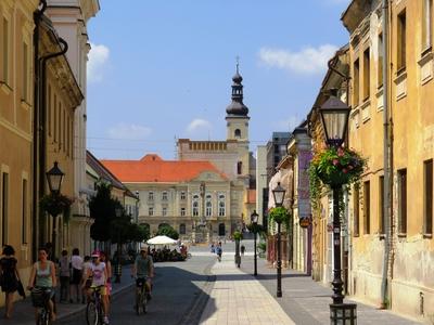 Trnava (Nagyszombat), 27 May 2018The Hviezdoslavova street,, the City Theater in front and the St. Jacosb's Chorch Tower.A Hviezdoslavova utca, h?tt?rben a v?rosi sz?nh?z ?s a Szent Jakab templom tornya.-stock-foto