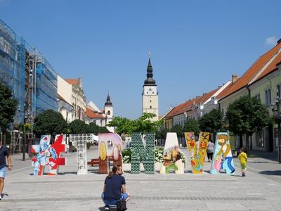 Trnava (Nagyszombat), 27 May 2018The Hlavn? street and the Town Tower.A Hlavn? utca ?s a V?rostorony. V?rosn?v felirat.-stock-foto
