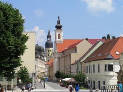 Trnava (Nagyszombat), 27 May 2018City view with the Main Square, the Trinity, the Church of the Holy Trinity and the St. Nicholas Basilica far, Hviezdoslavova street.A F?t?r a Szenth?roms?g oszloppal, a Szenth?roms?g templommal, h?tul pedig a Szent Mikl?s templom. Hviezdoslavova utca.-stock-foto