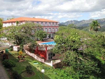 Vinales (Cuba), 27 January 2015Tourist hotel in the Vinales Valley of Mogotes.Turista sz?ll? a Vinales-v?lgyben a Mogotes-ek: cukors?vegszer? karsztk?p alak? mag?nyos hegyek t?v?ben, Havann?t?l 200 kilom?ternyire nyugatra Pinar del Rio tartom?nyban.-stock-foto