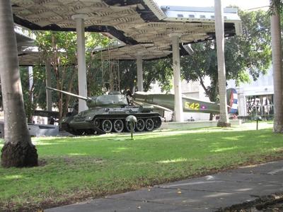 Havana, 26 January 2015The Granma Memorial. Open air exposition of the Cuban Revolution (1959) War tools.A Granma eml?khely. Az 1959. ?vi kubai forradalom harci eszk?zeit felvonultat? szabadt?ri ki?ll?t?s.-stock-foto