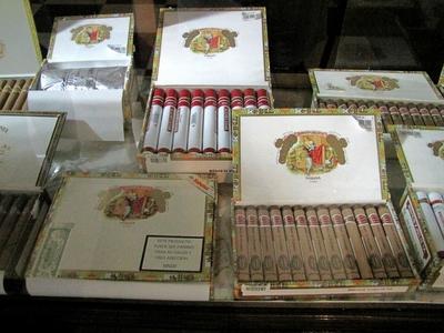 Havana, 25 January 2015Supply of worldwide famous cuban Cigars in the Partagas former factory cigar shop.Szivarf?l?k a Partagas vil?gh?r? kubai szivar- ?s doh?nygy?r egykori ?p?let?nek boltj?ban. Az ?p?let  ipari m?zeumnak ad otthont, ?s szivar?zlet m?k?dik benne.-stock-foto