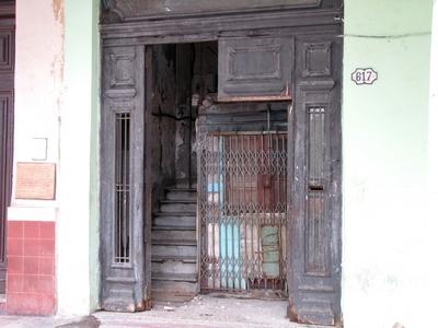 Havana, 25 January 2015Entry of a dilapidated house in Paseo Mart? Avenue.Romos lak?h?z bej?rata a Paseo de Mart? sug?r?ton.-stock-foto