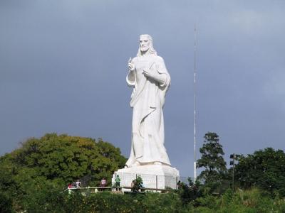 Havana, 25 January 2015Statue of Christ of Havana on the La Cabana Hill in the Morro peninsula.A Havannai Krisztus szobor a Morro-f?lsziget La Cabana dombj?n. A 20 m?ter magas carrarai m?rv?ny alkot?s  Jilma Madera kubai szobr?sz nev?hez f?z?dik, ?s 1958-ban avatt?k f?l.-stock-foto