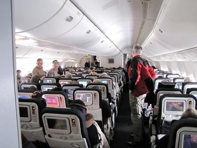 Paris, 24 January 2015The cabin with passengers of a Boeing 777 aitcraft of Air France.Az Air France l?git?rsas?g Boeing-777 t?pus? rep?l?g?pe utaster?nek r?szlete utaz?kkal.-stock-foto