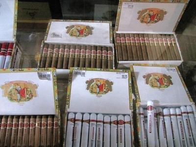 Havana, 25 January 2015Supply of worldwide famous cuban Cigars in the Partagas former factory cigar shop.Szivarf?l?k a Partagas vil?gh?r? kubai szivar- ?s doh?nygy?r egykori ?p?let?nek boltj?ban. Az ?p?let  ipari m?zeumnak ad otthont, ?s szivar?zlet m?k?dik benne.-stock-foto