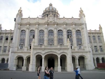Havana, 26 January 2015The Museum of the Cuban Revolution in Havana. Onetime the building of the president of the Republic.A Forradalom M?zeum?nak (Museo de la Revoluci?n) ?p?lete. A palota egykor a k?zt?rsas?gi eln?k hivatal volt.-stock-foto