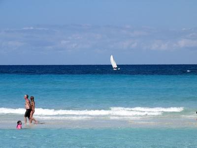 Varadero (Cuba), 29 January 2015Worldwide famous cuban tropical beach.Az Hicacos-f?lsziget (Varadero) partja. Az Atlanti-?ce?nba ?kel?d? Hicacos-f?lsziget 18 km hossz?  ?s 0,5-2,5 km sz?les. A k?znyelv csak Varader?nak h?vja, f? telep?l?se, Varadero miatt. Kuba vil?gh?r? ?d?l?hely?nek sz?m?t.-stock-foto