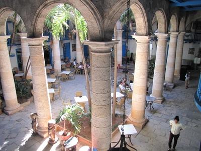 Havana, 25 January 2015The interior garden of Craft Palace. Shops of Craft and flklore articles.A k?zm?ipari palota (Palacio de la Artesania) bels? udvara, pressz?val.-stock-foto