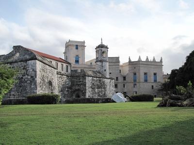Havana, 25 January 2015The Castle of the Royal Forces in Havana.A kir?lyi hader? v?ra (Castillo de la Real Fuerza) a havannai kik?t? bej?rat?n?l. 1577-ben l?tes?lt Bartolom? S?nchez spanyol m?rn?k tervei alapj?n. A kal?z?kt?l ?s az idegen h?d?t?kt?l v?dte Havann?t ?s kik?t?j?t. A v?r m?g?tt a k?zm?ipari palota (Palacio de la Artesania) l?that?.-stock-foto