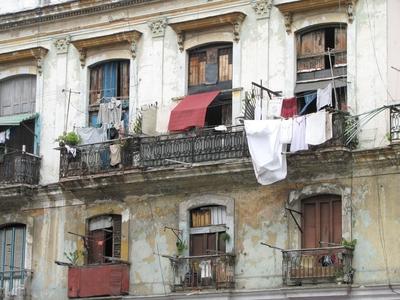 Havana, 25 January 2015Dilapidated house in Agromonte street.Leromlott ?llapot? lak?h?z erk?lyei az Agramonte utc?ban.-stock-foto