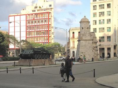Havana, 26 January 2015Ancient Wall from the 17th Century in Refugio street. Next to it a tank, symbol of the Museum of the Cuban Revolution.A XVII. sz-b?l sz?rmaz? v?rosfal maradv?nya a Refugio utc?ban. Mellette egy p?nc?los, a forradalom m?zeum?nak jelk?pek?nt.-stock-foto