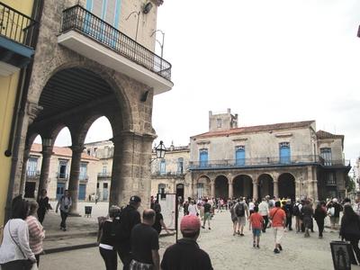 Havana, 25 January 2015The Havana Cathedral square. (16th Century.)A Katedr?lis t?r, Havanna t?rt?nelmi v?rosk?zpontj?nak egyik legszebb tere, turist?kkal. A t?r a XVI. sz-b?l sz?rmazik. A teret k?rbe vev? palt?k koloni?l barokk st?lusban l?tes?ltek.-stock-foto