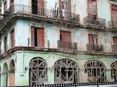 Havana, 25 January 2015One of the lot of dilapidated houses of Havana.Havanna t?m?nytelen omladoz? lak?h?zainak egyike a Capitolium t?szomsz?ds?g?ban fekv? Brasil utca ?s a Paseo de Mart? sug?r?t sark?n.-stock-foto