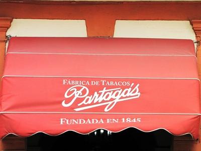 Havana, 25 January 2015The world-famous Cuban Partagas cigar and tobacco former factory. Now industrial museum and cigar shop.A Partagas vil?gh?r? kubai szivar- ?s doh?nygy?r egykori ?p?let?nek bej?rati rekl?mja. Az ?p?let jelenleg ipari m?zeum, ?s szivar?zlet.-stock-foto