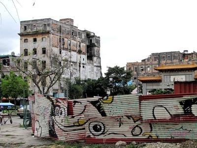 Havana, 25 January 2015Run-down apartment buildings in Havana downtown.Lerobbant havannai lak??p?letek a belv?rosban.-stock-foto