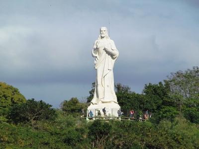Havana, 25 January 2015Statue of Christ of Havana on the La Cabana Hill in the Morro peninsula.A Havannai Krisztus szobor a Morro-f?lsziget La Cabana dombj?n. A 20 m?ter magas carrarai m?rv?ny alkot?s  Jilma Madera kubai szobr?sz nev?hez f?z?dik, ?s 1958-ban avatt?k f?l.-stock-foto