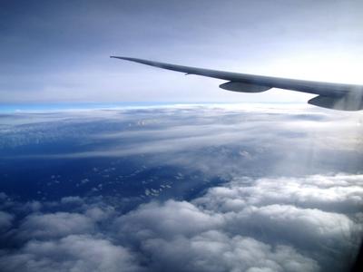 Paris, 24 January 2015The wing of a Boeing 777 aircraft flying over Atlantic ocean.Az Air France l?git?rsas?g  Atlanti-?ce?n f?l?tt rep?l? Boeing-777 t?pus? rep?l?g?p?nek sz?rnya a g?p ablak?b?l.-stock-foto