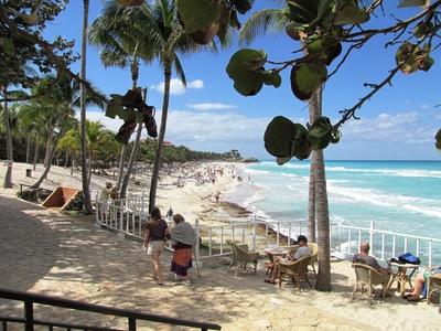 Varadero (Cuba), 29 January 2015Worldwide famous cuban tropical beach.Az Hicacos-f?lsziget (Varadero) partja. Az Atlanti-?ce?nba ?kel?d? Hicacos-f?lsziget 18 km hossz?  ?s 0,5-2,5 km sz?les. A k?znyelv csak Varader?nak h?vja, f? telep?l?se, Varadero miatt. Kuba vil?gh?r? ?d?l?hely?nek sz?m?t.-stock-foto