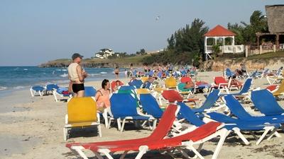 Varadero (Cuba), 2 February 2015Beach of Varadero, Cuba. Strandol?k a varader?i tengerparton, az Hicacos-f?lszigeten, Kuba vil?gh?r? ?d?l? vid?k?n.-stock-foto