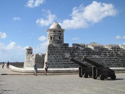 Havana, 26 January 2015San Salvador de la Punta fortress at the mouth of the harbor.A San Salvador de la Punta v?r a kik?t? torkolat?ban. 1590-1630 k?z?tt ?p?lt, hogy a Morro v?rral egy?tt v?dje Havann?t ?s kik?t?j?t a kal?zokt?l ?s a betolakad?kt?l.-stock-foto