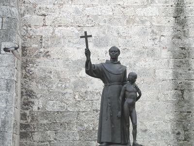 Havana, 25 January 2015Statue of  missionary monk Junipero Serra, the founder of California with a native boy in St. Francis square of Havana.Jun?pero Serra misszion?rius szerzetes, Kalifornia alap?t?j?nak szobra, bennsz?l?tt kisfi?val az oldal?n a Szent Ferenc templom t?v?ben. Jun?pero Serra 1713-1784 k?z?tt ?lt, ?s 1988-ban boldogg? avatt?k R?m?ban. Horacio de Egu?a Quintana spanyol szobr?sz 1965-ben k?sz?lt alkot?s?nak m?solata.-stock-foto