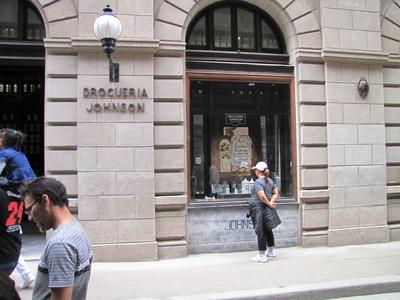 Havana, 25 January 2015The 18th Century Johnson pharmacy and drugstore interior.A XVIII. sz-b?l sz?rmaz? Johnson patika ?s drog?ria belseje.-stock-foto