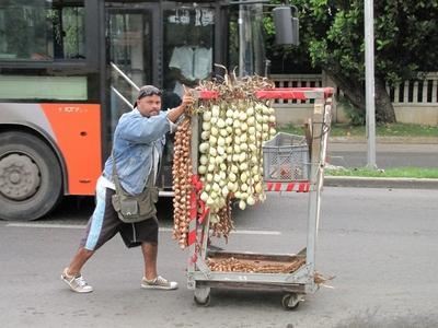 Havana, 25 January 2015Cuban onion and garlic vendor in Miramar Havana district.Hagyma- ?s fokhagyma?rus Havanna Miramar ker?let?ben.-stock-foto