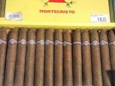 Havana, 25 January 2015Supply of worldwide famous cuban Cigars in the Partagas former factory cigar shop.Szivarf?l?k a Partagas vil?gh?r? kubai szivar- ?s doh?nygy?r egykori ?p?let?nek boltj?ban. Az ?p?let  ipari m?zeumnak ad otthont, ?s szivar?zlet m?k?dik benne.-stock-foto