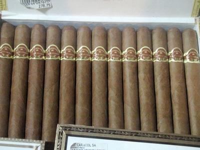 Havana, 25 January 2015Supply of worldwide famous cuban Cigars in the Partagas former factory cigar shop.Szivarf?l?k a Partagas vil?gh?r? kubai szivar- ?s doh?nygy?r egykori ?p?let?nek boltj?ban. Az ?p?let  ipari m?zeumnak ad otthont, ?s szivar?zlet m?k?dik benne.-stock-foto