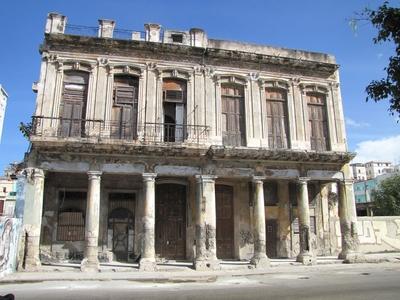Havana, 26 January 2015Delapidated house in Paseo Marty Avenue.Lerobbant lak?h?z a Paseo Mart? sug?r?ton.-stock-foto