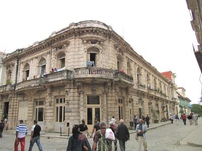 Havana, 25 January 2015Dilapidated house in downtown Havana's old town.Rozoga belv?rosi lak?h?z Havnna ?v?ros?ban a Calle Tacon ?s az O' Reilly utca sark?n.-stock-foto