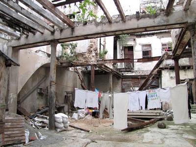 Havana, 25 January 2015Dilapidated house garden in the downtown.Sz?rad? ruh?k egy belv?rosi romos lak?h?z udvar?n.-stock-foto
