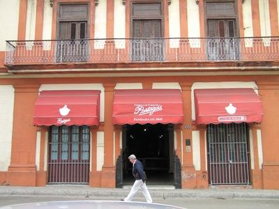 Havana, 25 January 2015The world-famous Cuban Partagas cigar and tobacco former factory. Now industrial museum and cigar shop.A Partagas vil?gh?r? kubai szivar- ?s doh?nygy?r egykori ?p?lete Havann?ban. Jelenleg ipari m?zeum, ?s szivar?zlet.-stock-foto