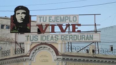 Cienfuegos (Cuba), 31 January 2015Emblem of Ernesto Che Guevara on the top of a Cienfuegos building. His text: "Your example goes on, your thoughts are the test of time".Ernesto Che Guevara eml?k?t ?rz? felirat egy cienfuegosi ?p?let tetej?n. Sz?vege: "p?ld?d tov?bb ?l, gondolataid ?llj?k az id?k pr?b?j?t".-stock-foto