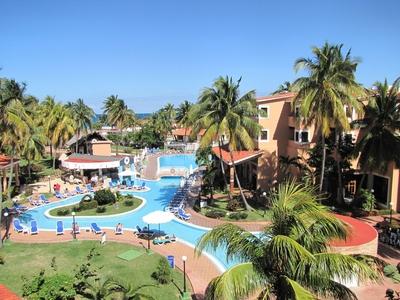 Varadero (Kuba), 2015. janu?r 30.Park of the Be Live Las Morlas Resort in Varadero.A Be Live Las Morlas sz?lloda parkja ?s f?rd?medenc?je az Hicacos-f?lsziget (Varadero) partj?n. Az Atlanti-?ce?nba ?kel?d? Hicacos-f?lsziget 18 km hossz?  ?s 0,5-2,5 km sz?les. A k?znyelv csak Varader?nak h?vja, f? telep?l?se, Varadero miatt. Kuba vil?gh?r? ?d?l?hely?nek sz?m?t.-stock-foto