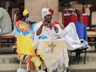 Havana, 25 January 2015Embroidering Cuban woman at the Cathedral Square.H?mz? kubai asszony a Katedr?lis t?ren. Munk?it k?n?lja a turist?knak.-stock-foto