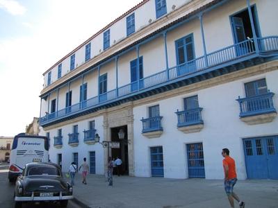 Havana, 25 January 2015The Craft Palace. Shops of Craft and flklore articles.A k?zm?ipari palota (Palacio de la Artesania). K?zm?ipari ?s n?pm?v?szeti term?keket ?rus?tanak benne.-stock-foto