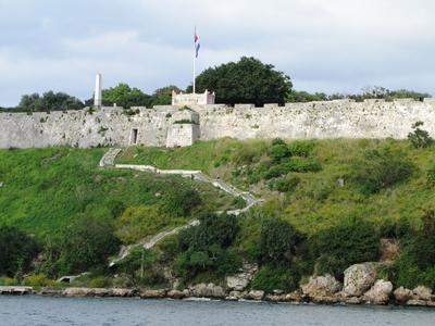 Havana, 25 January 2015The Morro fortress walls at the entrance to the Havana harbor.A Morro er?d?tm?ny falai a havannai kik?t? bej?rat?n?l. A Morro h?rom kir?lya (Castillo de los Tres Reyes Magos del Morro) n?vre keresztelt v?rat Juan Bautista Antonelli m?rn?k tervezte 1585-ben. A v?rfal alatt a kik?t?i szoros l?that?.A Morro er?d?tm?ny falai a havannai kik?t? bej?rat?n?l. A Morro h?rom kir?lya (Castillo de los Tres Reyes Magos del Morro) n?vre keresztelt v?rat Juan Bautista Antonelli m?rn?k tervezte 1585-ben. A v?rfal alatt a kik?t?i szoros l?that?.-stock-photo