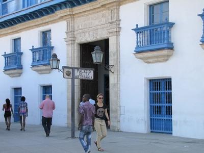 Havana, 25 January 2015The Craft Palace. Shops of Craft and flklore articles.A k?zm?ipari palota (Palacio de la Artesania). K?zm?ipari ?s n?pm?v?szeti term?keket ?rus?tanak benne.-stock-foto