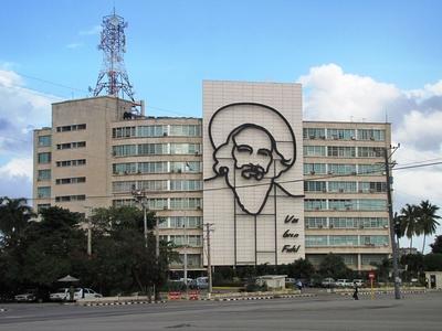 Havana, 26 January 2015The Cuban Transport and Communications Ministry with revolutionary Camilo Torres portrait by saying: You're doing fine, Fidel.A kubai k?zleked?si ?s t?vk?zl?si miniszt?rium ?p?lete Camilo Torres forradalm?r arck?p?t ?br?zol? domborm?vel. Alatta egyik mond?s?val: J?l csin?lod, Fidel. A miniszt?rium a Forradalom ter?n (Plaza de la Revoluci?n) tal?lhat?.-stock-foto