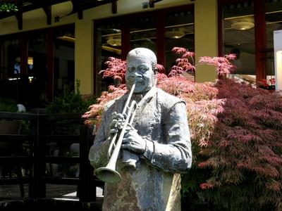 B?nk, 13 May 2018Statue of Louis Armstrong, jazz trumpetist, singer, band leader, one of the greatest and most famous figures of jazz history at the Lake of B?nk (Northern Hungary).Louis Armstrong (1901-1971) dzsessztrombit?s, ?nekes, zenekarvezet?, a dzsesszt?rt?net egyik legnagyobb ?s legismertebb alakj?nak szobra a B?nki-t? partj?n. Alkot?ja: Gy?rfy Lajos (2004).-stock-foto