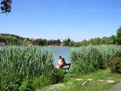 B?nk, 13 May 2018Sunbathing Mother and little Girl at the Lake of B?nk.Napoz? anya kisl?ny?val a B?nki-t? partj?n.-stock-foto