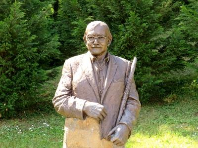B?nk, 13 May 2018Statue of Joe Mur?nyi, American jazz clarinettist, composer and critic of Hungarian origin; the last clarinettist of Louis Armstrong.Joe Mur?nyi (1928-2012) magyar sz?rmaz?s? amerikai jazz-klarin?tos, zeneszerz? ?s kritikus; Louis Armstrong utols?, s egyetlen feh?r klarin?tos?nak szobra a B?nki-t? partj?n. Alkot?ja: Gy?rfy Lajos (2014).-stock-foto