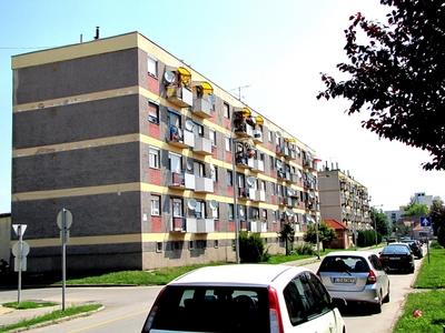 Szigetv?r, 2009. j?nius 15.A szigetv?ri De?k Ferenc (volt Felszabadul?s t?r) t?r lak??p?letei.-stock-foto