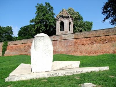 Szigetv?r, 2009. j?lius 1.A Magyar Millenniumi Eml?km? Szigetv?ron, a v?r faln?l. Bencsik Istv?n ?s D?v?nyi S?ndor alkot?sa 2000-b?l.-stock-foto