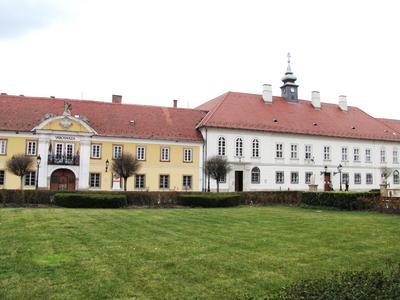 V?c, 2016. m?rcius 27.A v?rosh?za ?p?lete (balra) ?s az irgalmas k?h?z (jobbra) a M?rcius 15. t?ren. Mindk?t ?p?let a XVIII. sz-b?l sz?rmazik.-stock-foto